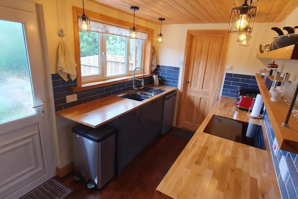 Ty Taf 2 Bed Cottage With Deck & Easy Transport Links كارديف المظهر الخارجي الصورة